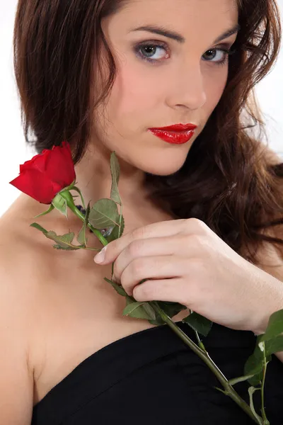 Donna con una rosa rossa — Foto Stock