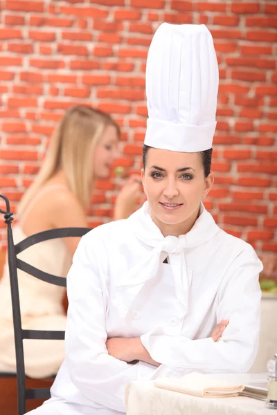 Cocinero sentado en un restaurante —  Fotos de Stock