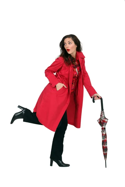 Žena v červené mac s deštníkem — Stock fotografie