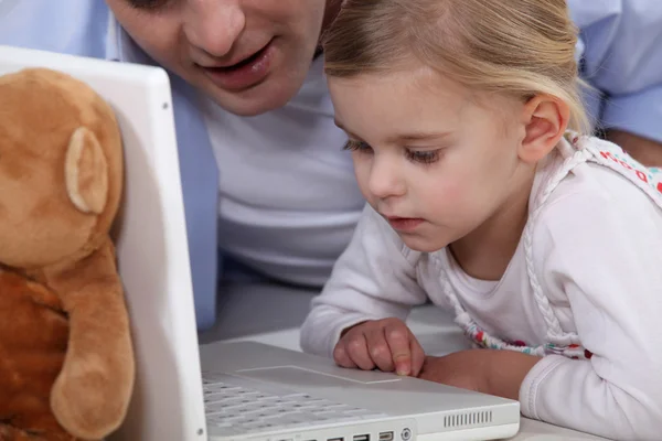 Πατέρας και κόρη χρησιμοποιώντας ένα φορητό υπολογιστή — Φωτογραφία Αρχείου