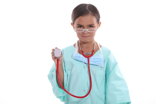 Jong meisje omhoog gekleed als een arts — Stockfoto