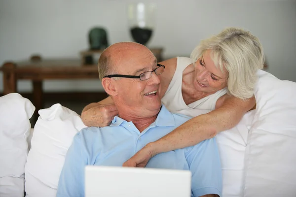 Seniorenpaar mit Laptop — Stockfoto