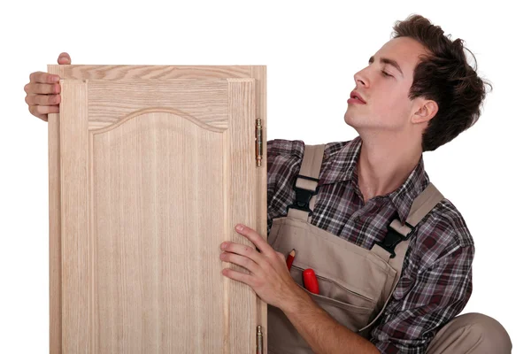 Tukang kayu dengan pintu lemari — Stok Foto