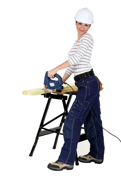 Mulher usando uma serra elétrica — Fotografia de Stock