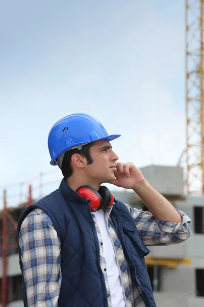 Comerciante trabajando en una obra de construcción — Foto de Stock