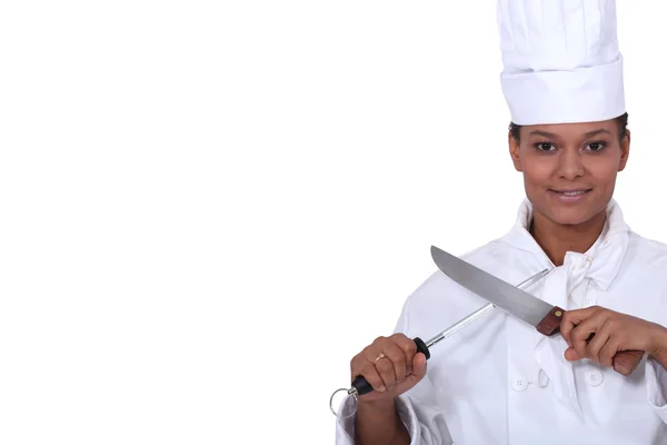 Frau mit Küchenmesser — Stockfoto