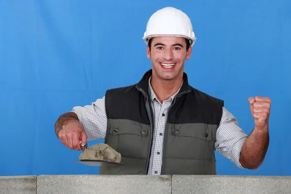 Retrato de um pedreiro ocupado construindo uma parede — Fotografia de Stock