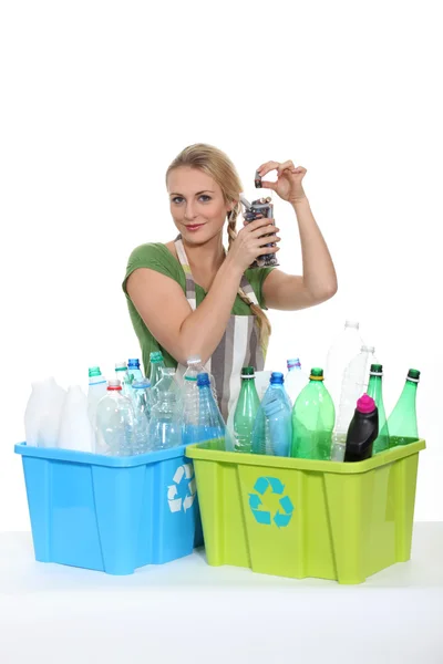 Mujer reciclando viejas botellas de plástico —  Fotos de Stock