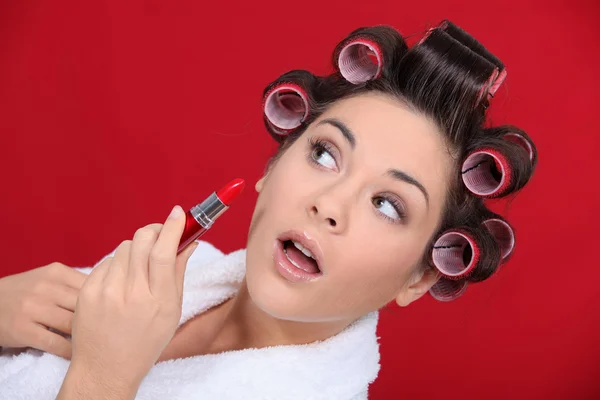Nő hajcsavaró és rúzs — Stock Fotó