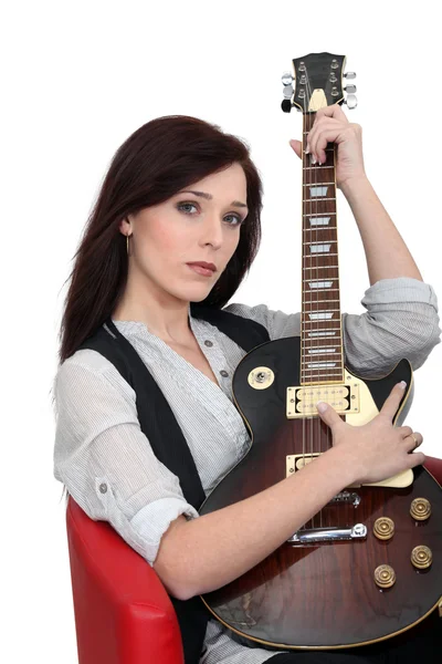 Νεαρή γυναίκα παίζει κιθάρα — Φωτογραφία Αρχείου