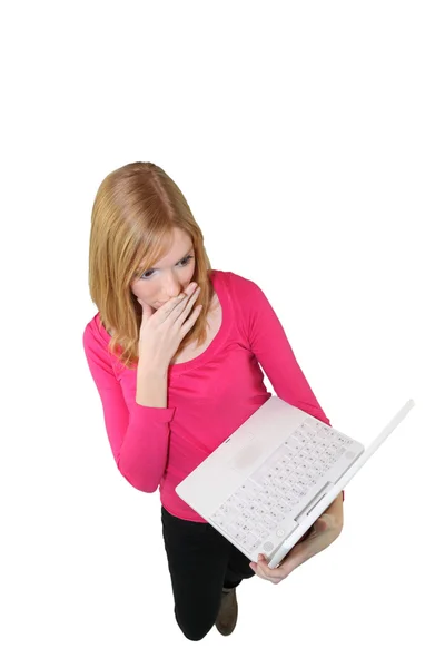 Zszokowana kobieta patrząc w ekran komputera — Zdjęcie stockowe