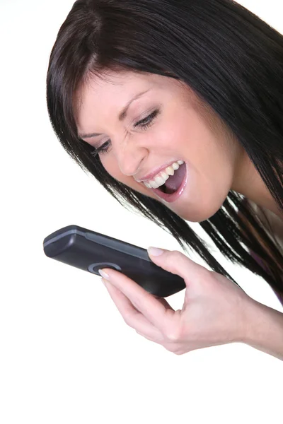 Молодая женщина кричит на свой мобильный телефон — стоковое фото