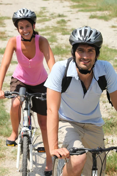 Par njuter av skön cykeltur — Stockfoto