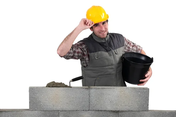 Hombre construyendo muro de piedra — Foto de Stock