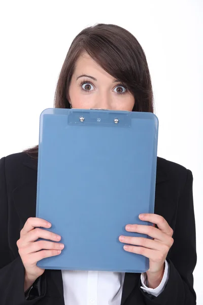 Mujer sorprendida con un portapapeles de oficina — Foto de Stock