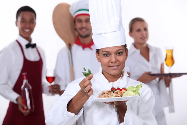 Vrouwelijke chef-kok presenteert een plaat — Stockfoto