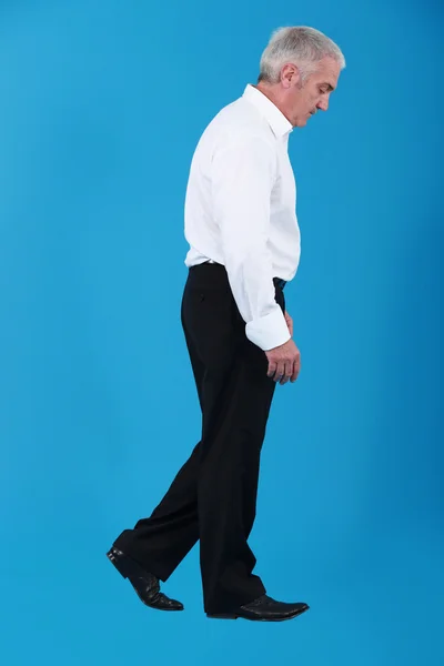 Homem olhando para o chão enquanto caminhava — Fotografia de Stock