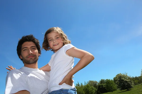 Vader en dochter bonding in het park — Stockfoto