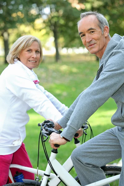 Seniorenpaar auf dem Fahrrad — Stockfoto