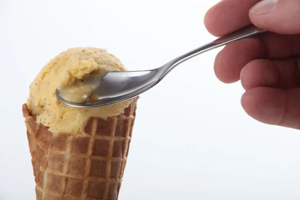 Mangiare il gelato — Foto Stock