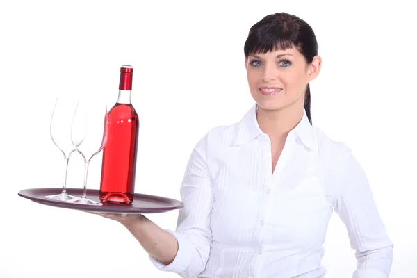 Самка сомелье, подающая бутылку вина — стоковое фото