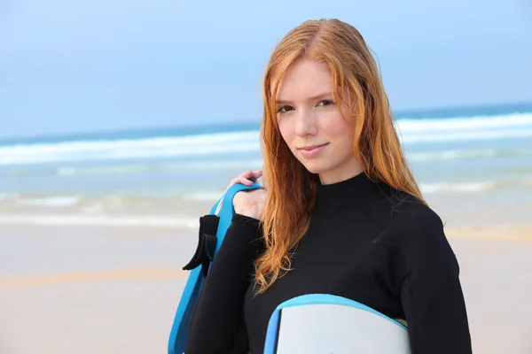Rödhårig tjej med surfbräda — Stockfoto