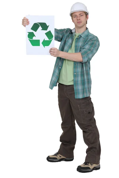 Artesano sosteniendo una etiqueta de reciclaje — Foto de Stock
