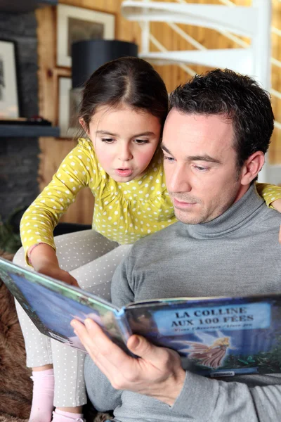 Pai e filha lendo um livro — Fotografia de Stock