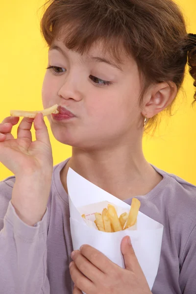 Lány eszik chipek — Stock Fotó