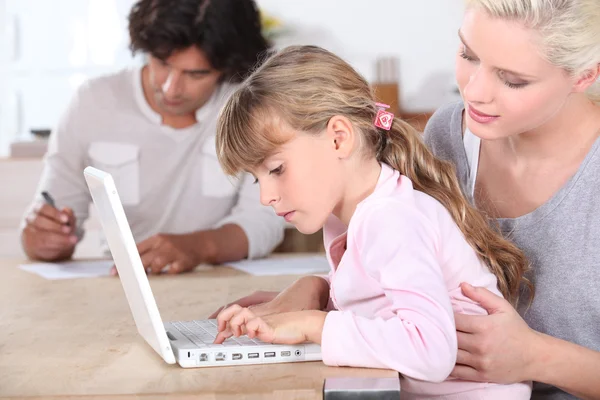 Los padres con hija en el ordenador — Foto de Stock