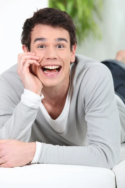 Portret van een lachende jongeman — Stockfoto