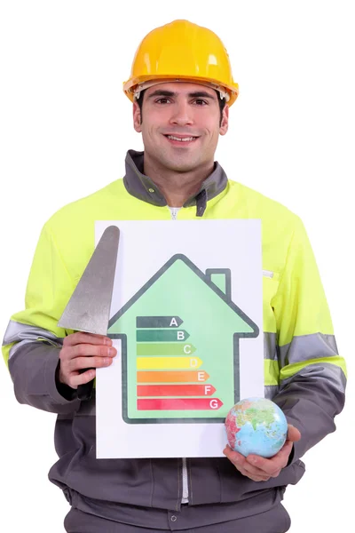 该名男子手持地球和能源效率标识 — 图库照片