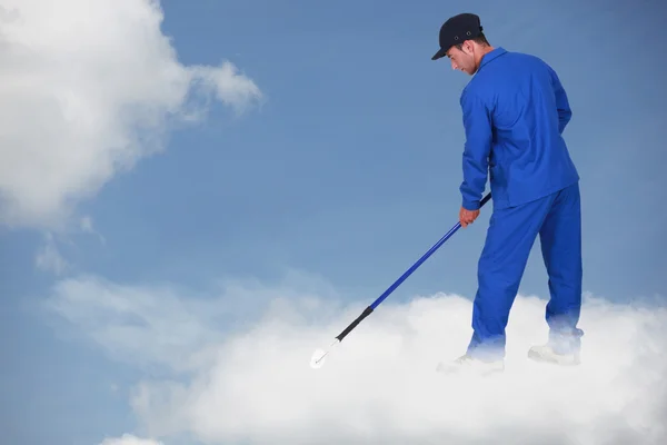 Photomontage d'un travailleur sur un nuage — Photo