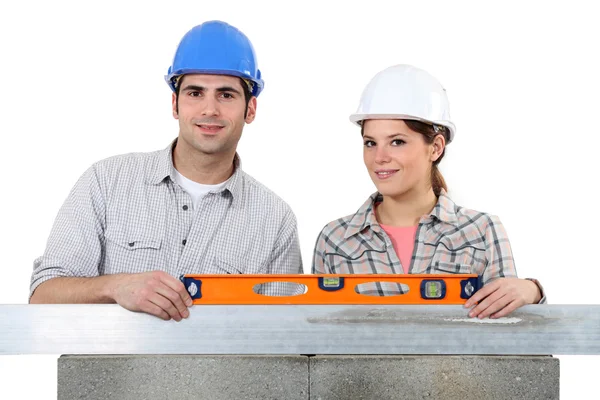 Craftsman and craftswoman erecting a wall — Stock Photo, Image