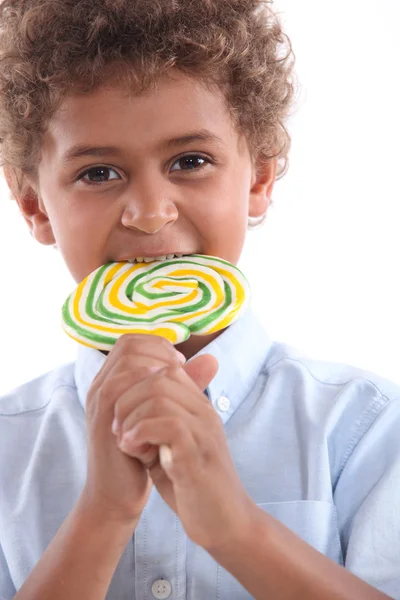 Liten pojke med lollipop — Stockfoto