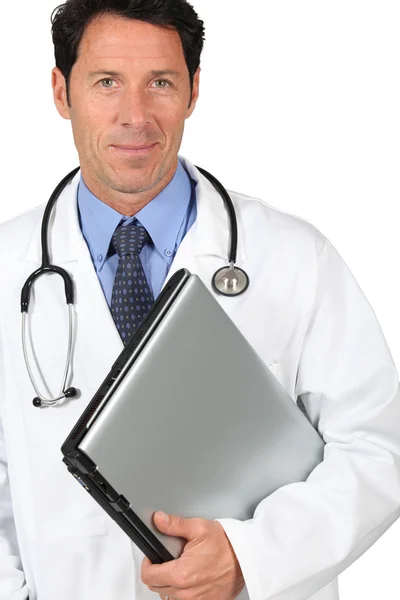 Médico con estetoscopio y portátil — Foto de Stock