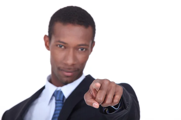 Homem negro bem vestido apontando seu dedo para nós — Fotografia de Stock