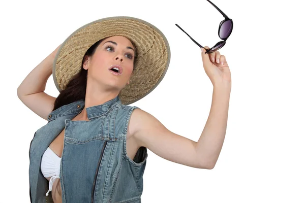 Fiatal nő, szalma kalap és napszemüveg — Stock Fotó
