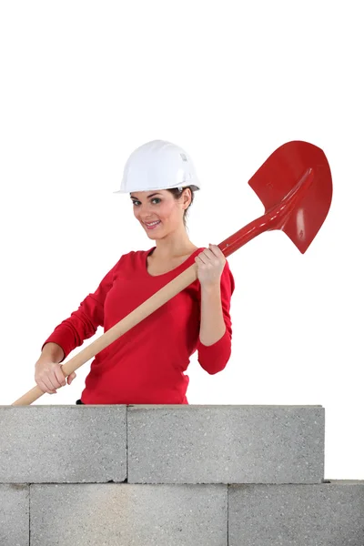Женщина-каменщик с лопатой в руках — стоковое фото
