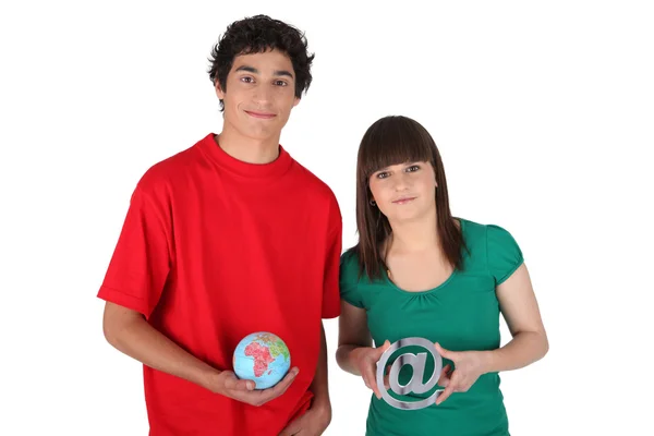 Підлітки з глобусом і поштовим символом — стокове фото