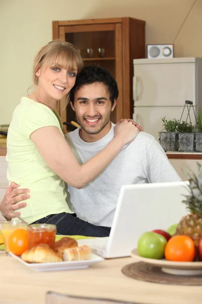 Tillgiven ungt par i köket — Stockfoto