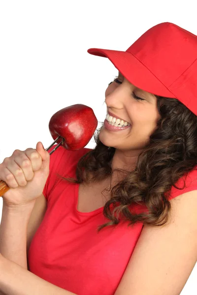 Γυναίκα τρώει ένα κόκκινο μήλο — Φωτογραφία Αρχείου