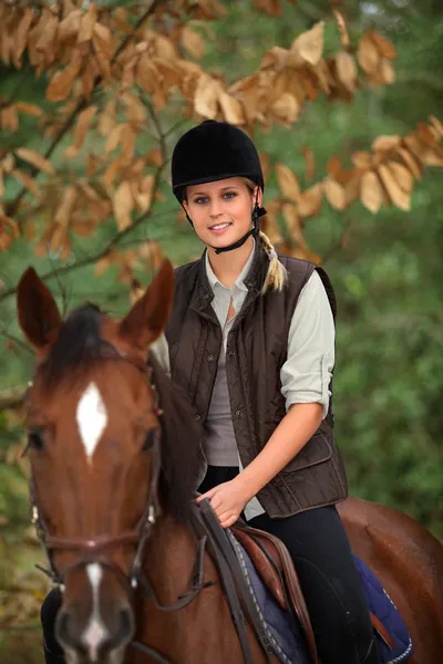 Chica joven montando un caballo —  Fotos de Stock