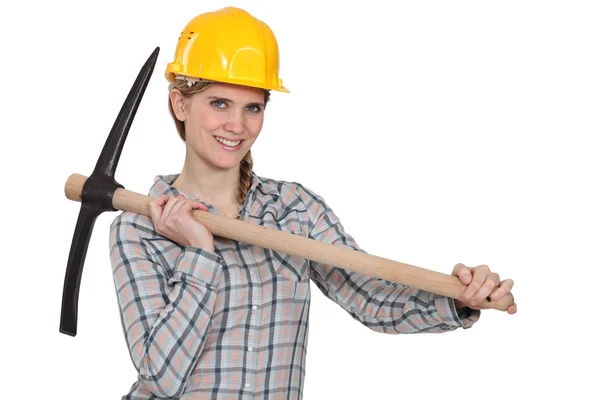Tradeswoman holding a pickaxe — Stock Photo, Image
