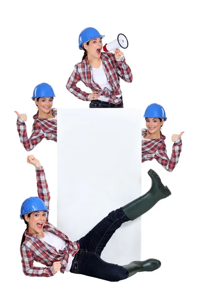 Excited construction worker publicizing a blank board — Stock Photo, Image