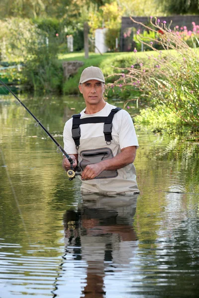 Pescador preso no rio — Fotografia de Stock