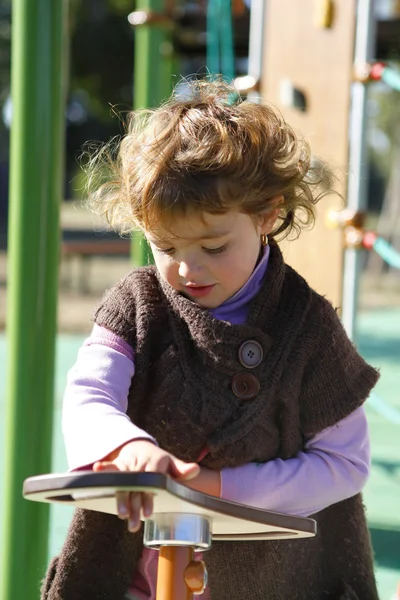 Jeune fille jouant dans une aire de jeux — Photo