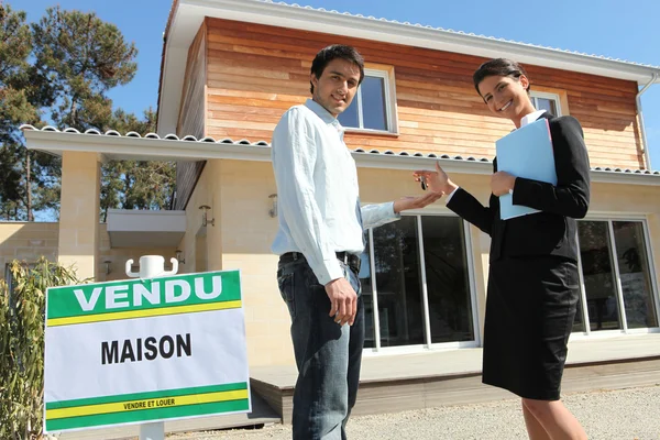 Immobilienmaklerin stand mit Kundin vor Haus — Stockfoto