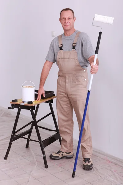 Man demonstrating roller and extension — Stock Photo, Image