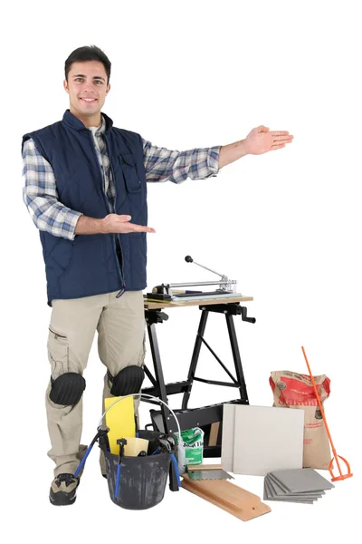 Stolzer Handwerker zeigt sein Werkzeug — Stockfoto